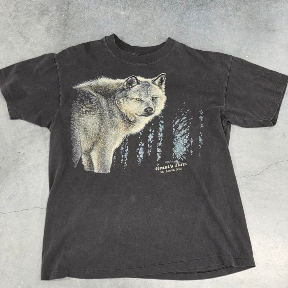 1980s 90s vintage black and white graphic wolf tee nature